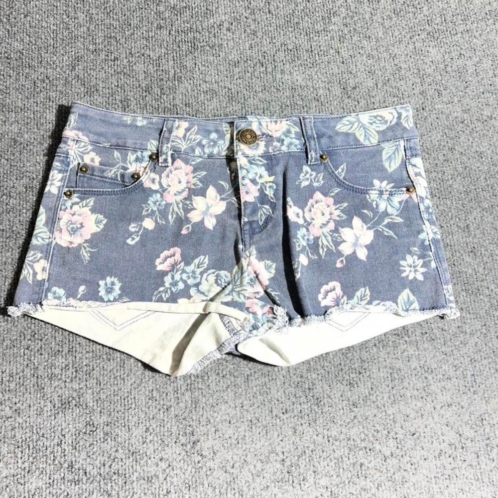 Love H. Eighty One Floral Denim Shorts Blue Size 25 Low Rise Raw Hem Cut Offs‎